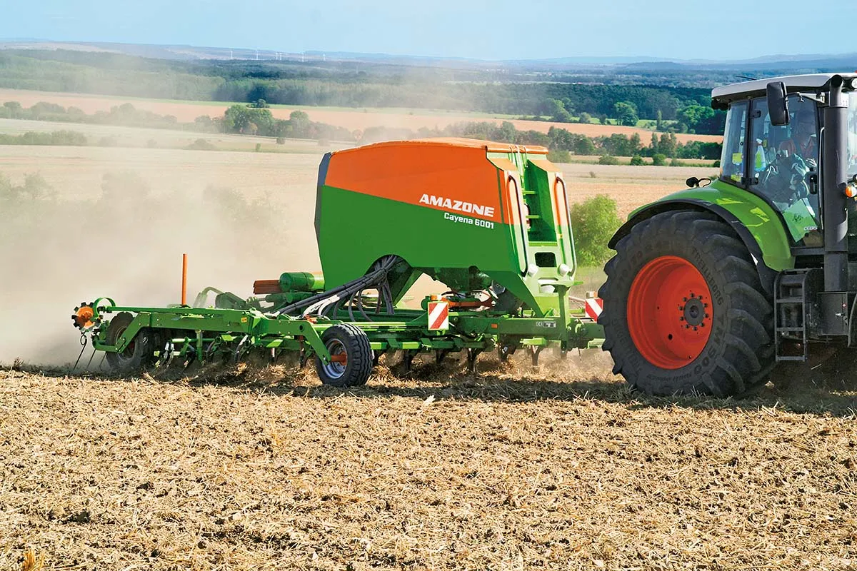 Amazone cultivador de discos con sembradora trabajando en campo de cereal de secano